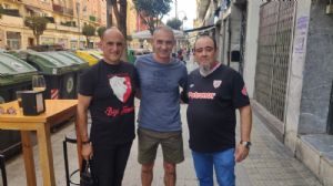 El ex-jugador del Athletic Iñigo Lizarralde con representantes de la Peña Athletic Malaga.